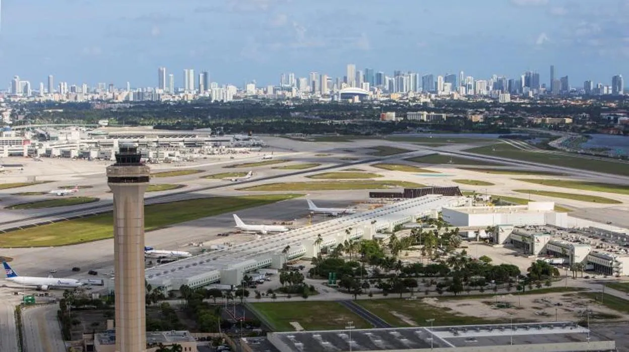 Vista general del Aeropuerto Internacional de Miami, con la ciudad al fondo