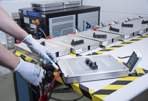 Area de testeo y caracterización de módulos de batería de BeePlanet Factory