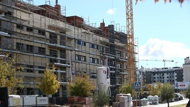 La compraventa de viviendas rompe con dos meses de ascensos tras bajar un 15,4% en enero