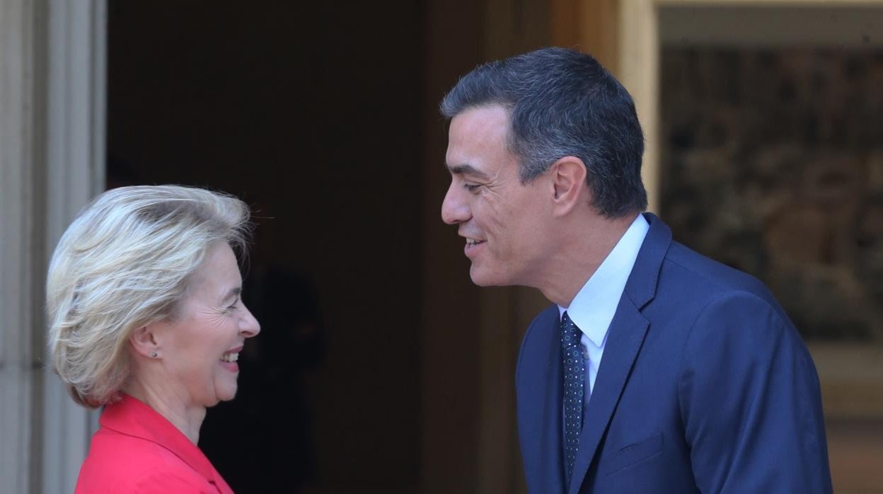 La presidenta de la Comisión Europea, Ursula Von der Leyen y el presidente del Gobierno, Pedro Sánchez