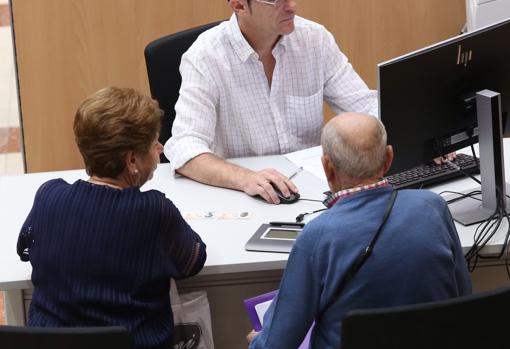 Atención presencial en una oficina de la Agencia Tributaria