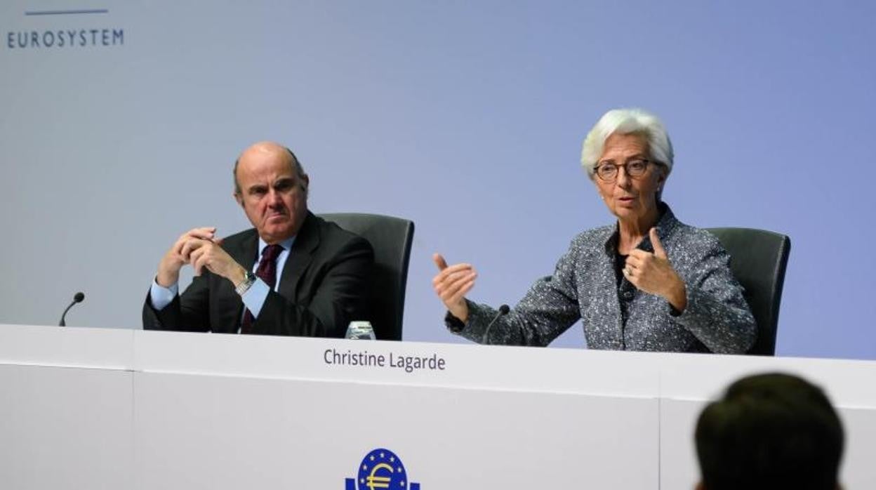 Christine Lagarde, presidenta del BCE (izda) junto al número dos de la institución, el exministro de Economía español Luis de Guindos