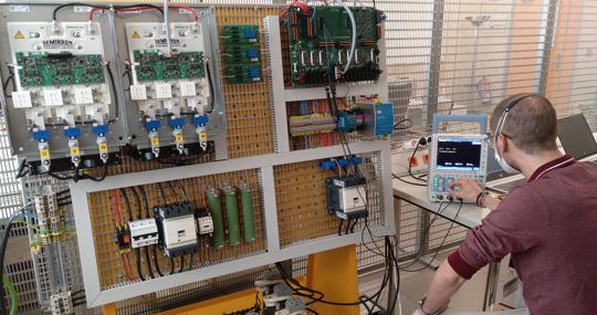 Alumno de Mondragón Unibertsitatea realizando ensayos con un convertidor electrónico