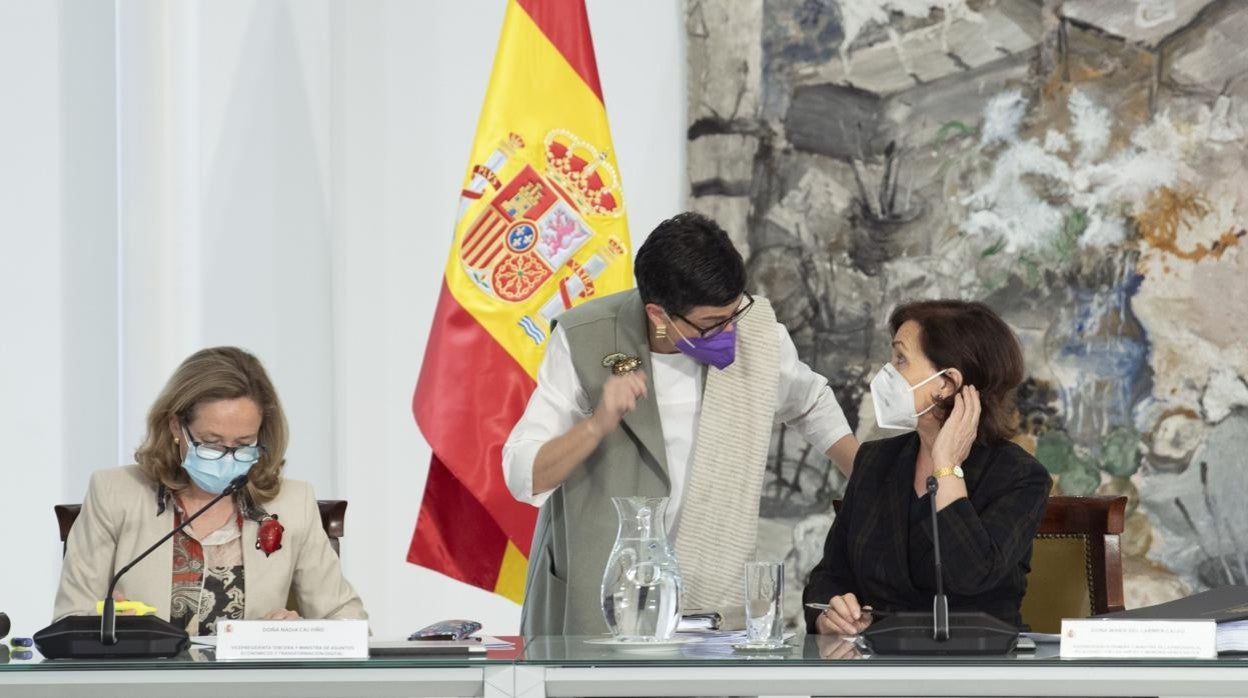 La vicepresidenta segunda de Asuntos Económicos, Nadia Calviño, junto a la ministra de Asuntos Exteriores, Arancha González-Laya, y la vicepresidenta primera, Carmen Calvo, en el Consejo de Ministros de hoy