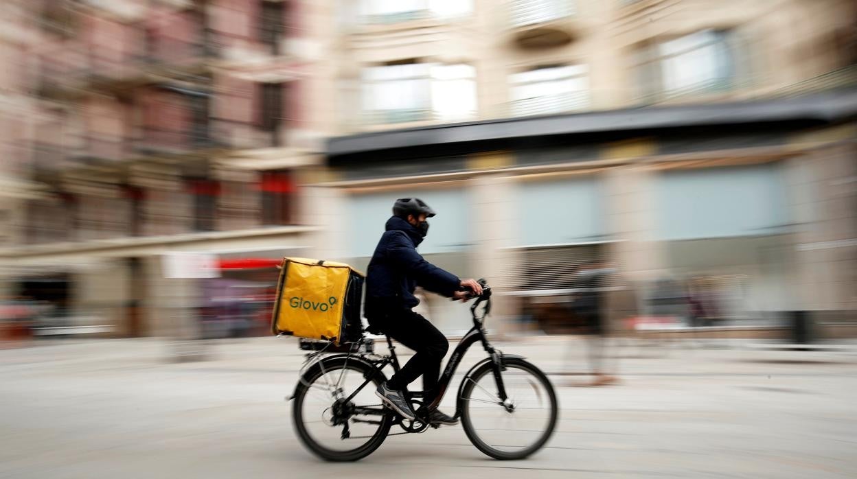 Un repartidor de Glovo por Barcelona