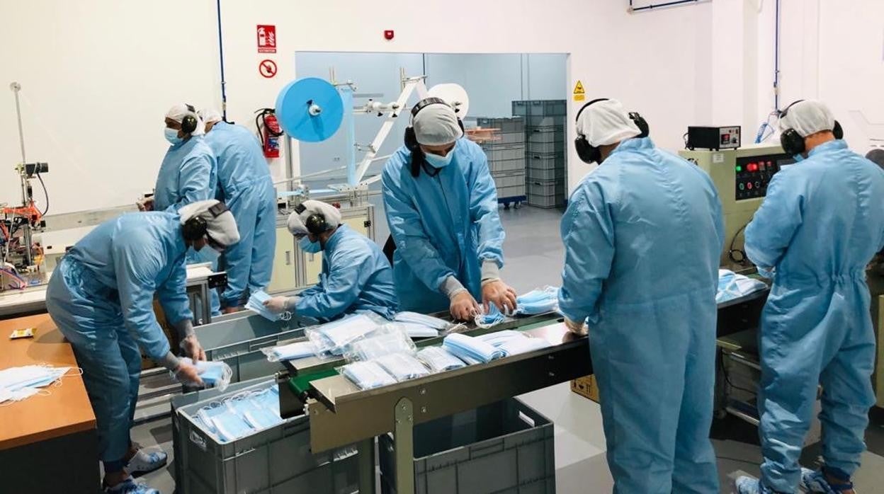 La firma sevillana Noruco reconvirtió su laboratorio para albergar la producción automática de EPIs y mascarillas