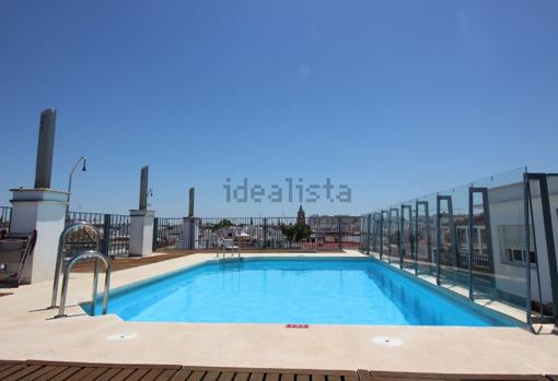 Piscina del piso con vistas en Triana