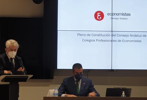 Valentín Pich, presidente del Consejo General de Economistas de España (de pie) y Francisco Tato, durante la celebración del Pleno