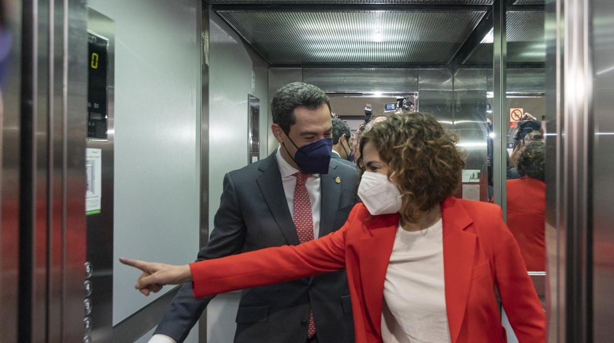 La ministra de Hacienda, María Jesús Montero, y el presidente de la Junta de Andalucía, Juanma Moreno, en la inauguración de la nueva sede de CC.OO. ayer en Sevilla