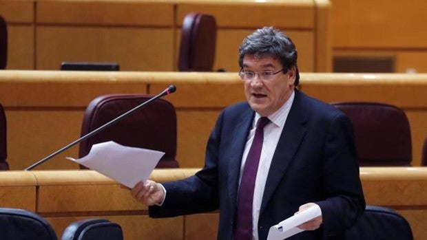 Nuevo roce en el Gobierno: Escrivá corrige a Díaz y dice que subir el SMI no es «una prioridad»