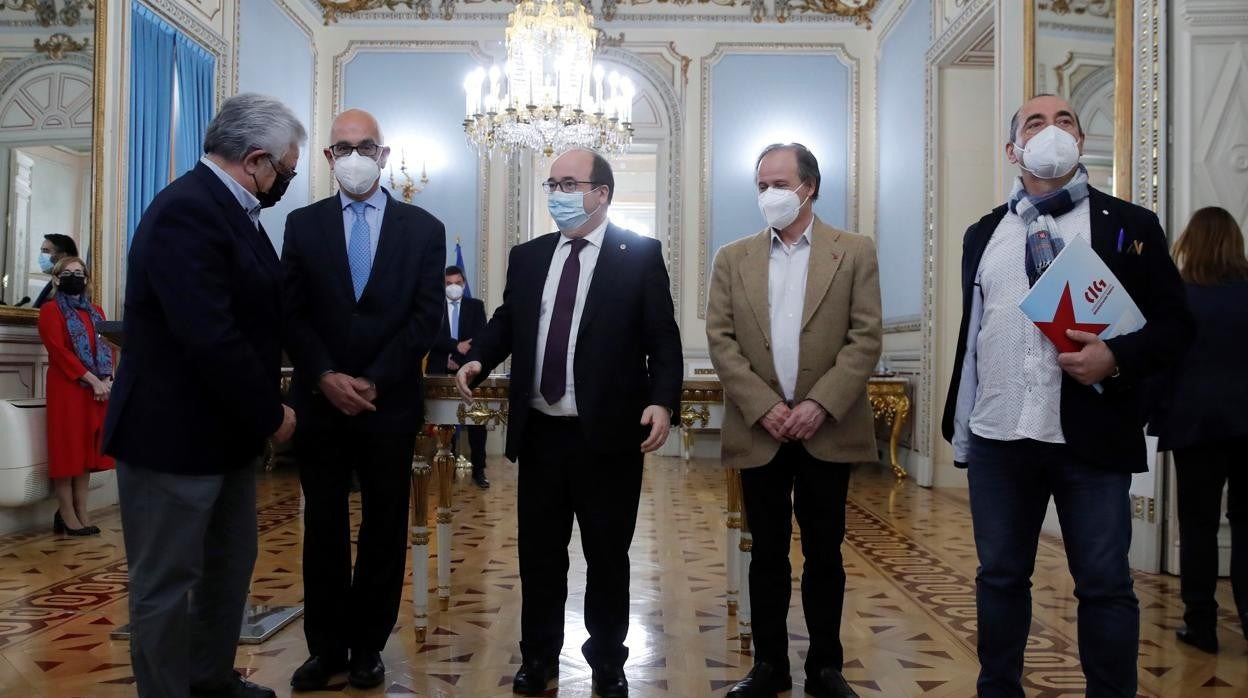 El ministro de Política Territorial y Función Pública, Miquel Iceta (c) junto a los representantes sindicales