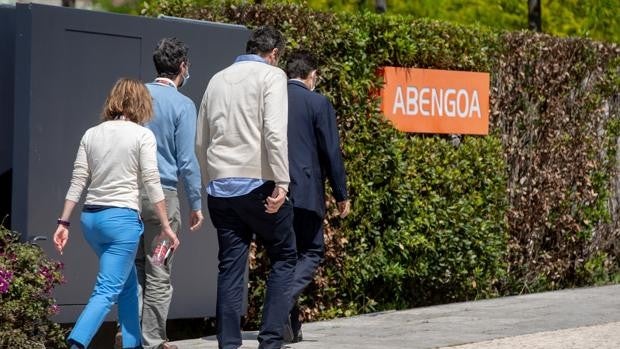 La Guardia Civil busca en Abengoa información de 350 proyectos y emails de 41 personas