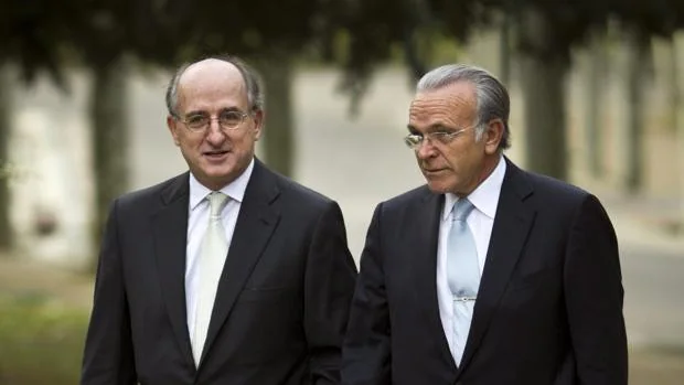Fainé y Brufau, citados a declarar como imputados el 29 de abril por contratar a Villarejo