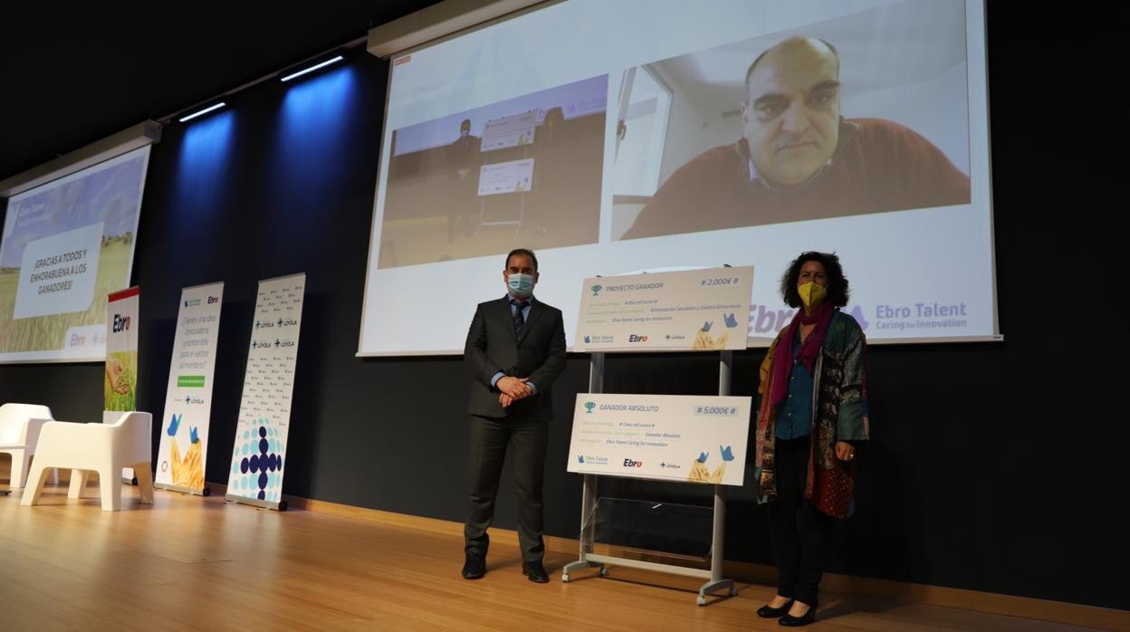 Representantes del ganador abosluto, la startup Encapsulae, reciben el Premio