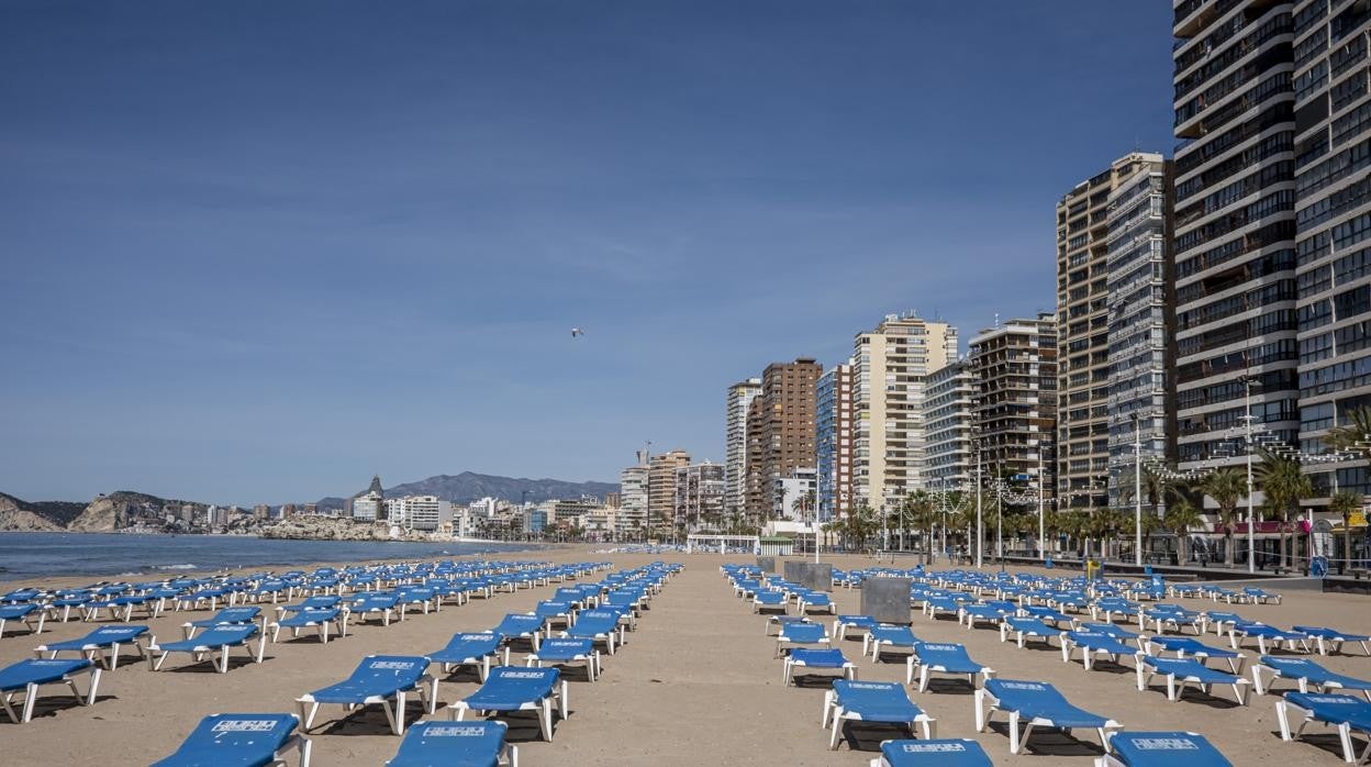 Imagen de una playa vacía de Benidorm durante este último año