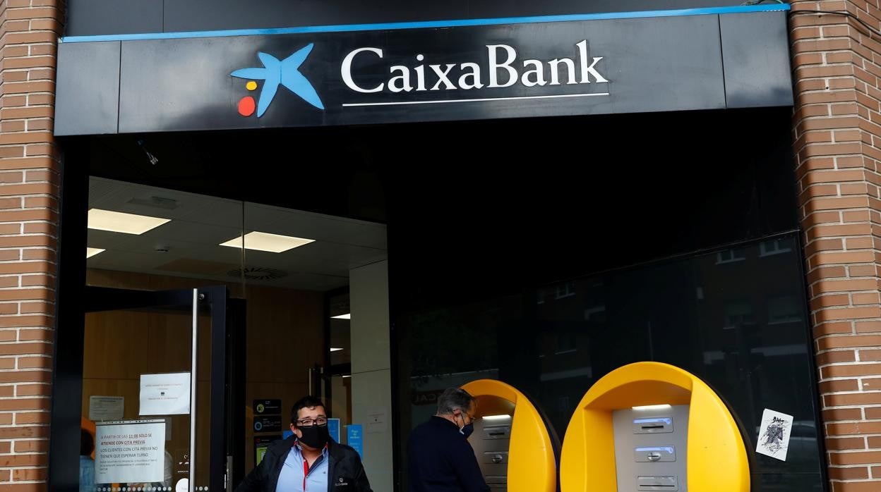 Un millar de los 8.291 empleos que CaixaBank recortará en España corresponden a Andalucía