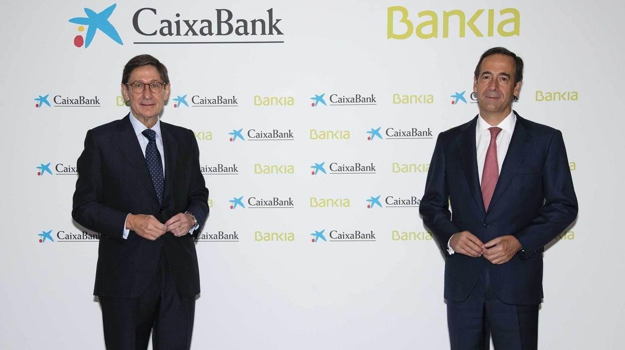 José Ignacio Goirigolzarri (izq.), presidente de Caixabank, y Gonzalo Gortázar, consejero delegado