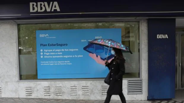 BBVA propone recortar 381 empleos en oficinas de Andalucía, el 17,6% de su plantilla en la región