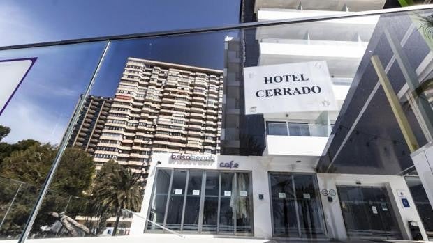 Las pernoctaciones hoteleras moderan su caída en marzo al 57,9%, su menor descenso en la pandemia