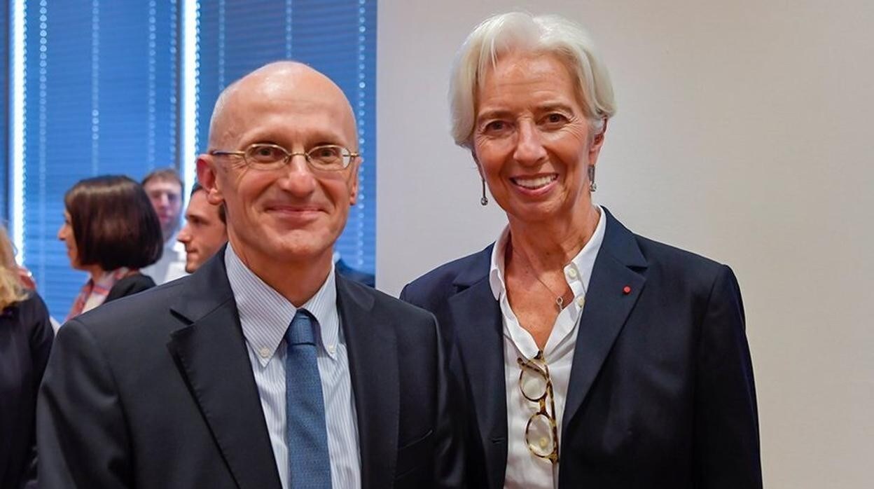 Andrea Enria, presidente del Consejo de Supervisión del BCE, junto a la presidenta del BCE, Christine Lagarde