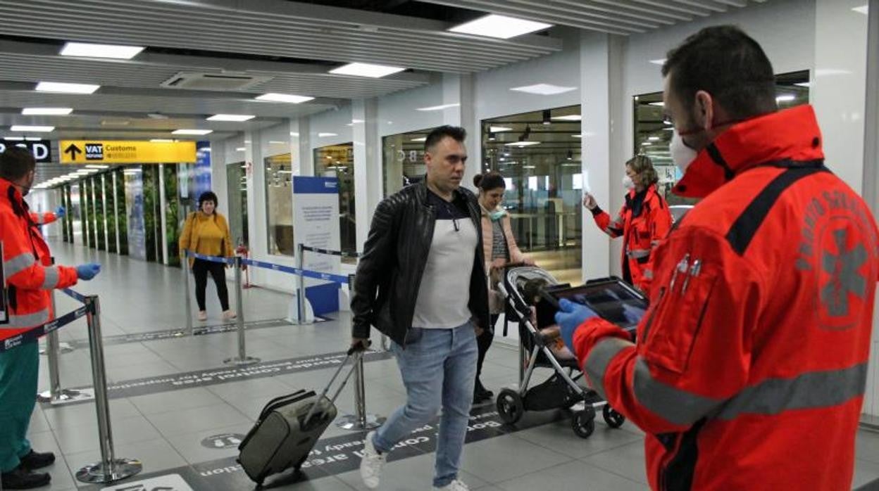 Controles a la llegada al aeropuerto de Fiumicino en Roma