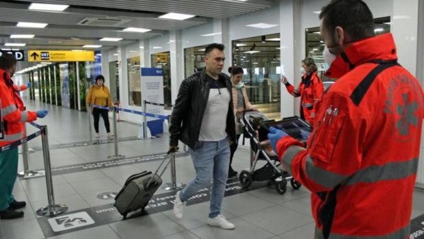 La UE acelera con el pasaporte covid para salvar el verano, pero no a cualquier precio