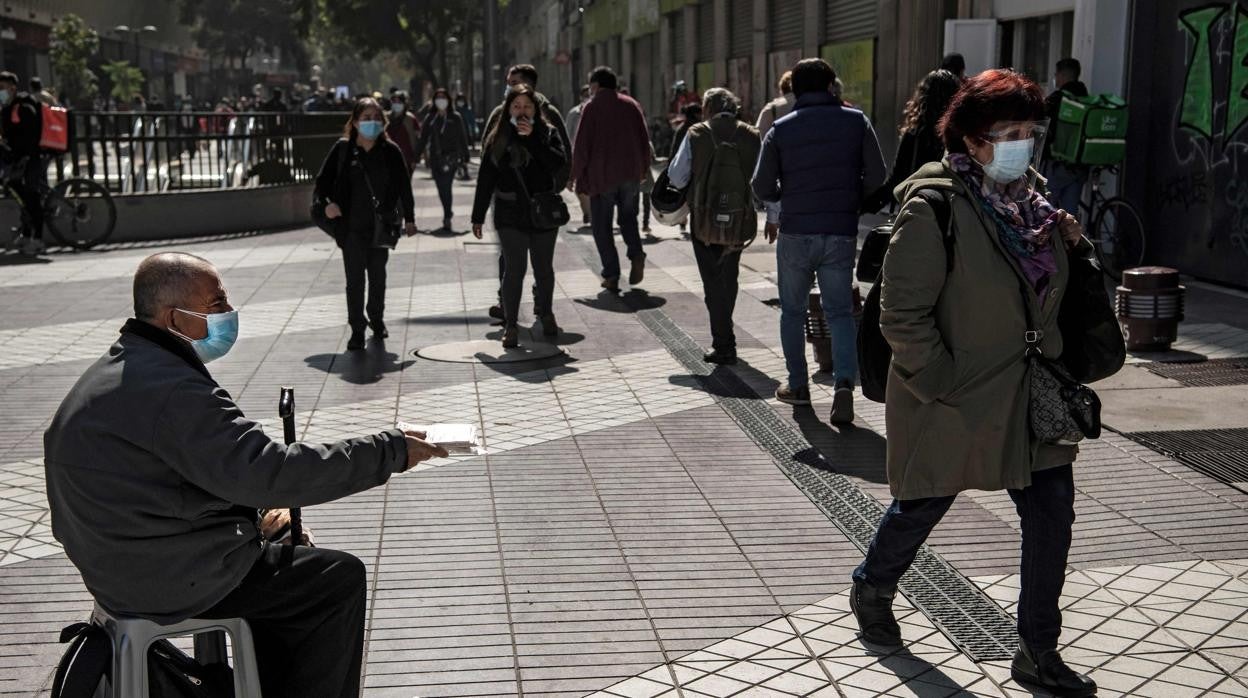 Un hombre mayor vende medicamentos en las calles de Santiago de Chile