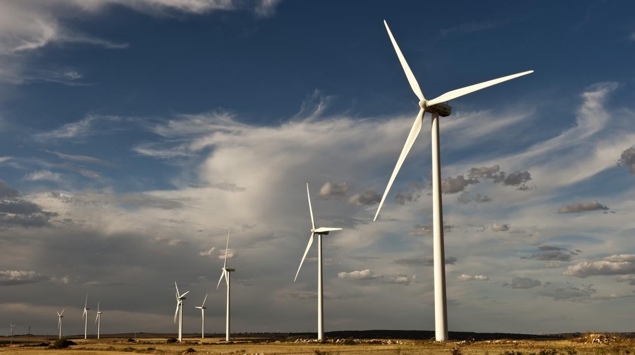Aerogeneradores en la meseta del Páramo de Masa, provincia de Burgos, Castilla, España