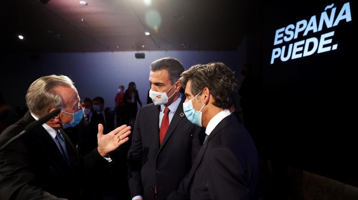 El presidente del Gobierno, Pedro Sánchez (c) conversa con el presidente de la Fundación La Caixa, Isidre Fainé (i) y el presidente de Telefónica, José María Pallete
