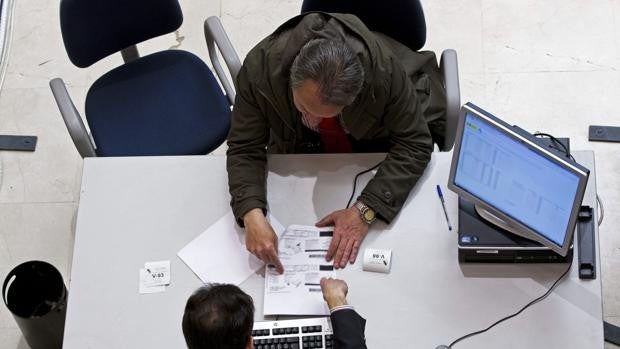 Los contribuyentes pueden solicitar desde hoy cita telefónica para hacer la declaración del IRPF