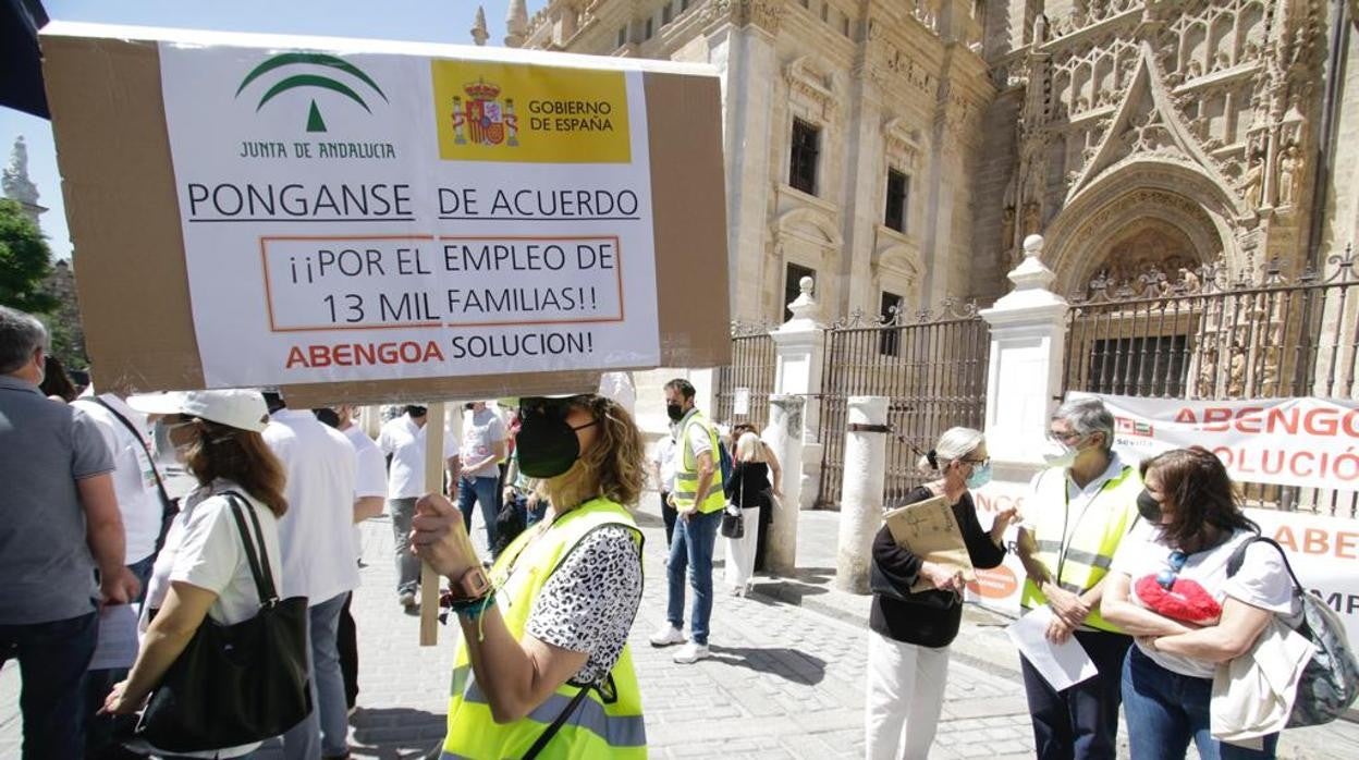 Los trabajadores de Abengoa piden una solución a Gobierno y Junta en su protesta en el centro de Sevilla