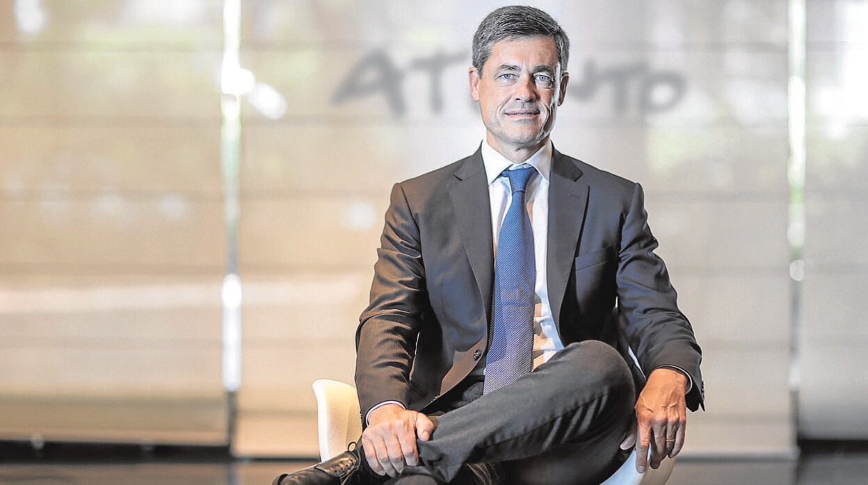 Con más de 30 años de trayectoria en la industria de la tecnología y la consultoría, López-Abadía se convirtió en CEO de Atento en enero de 2019
