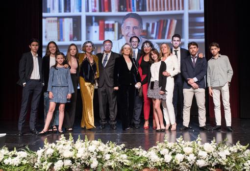 José Luis Manzanares rodeado de su familia al finalizar la celebración