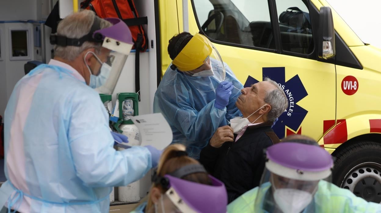 Un sanitario realiza una prueba PCR de Covid a un vecino de Córdoba