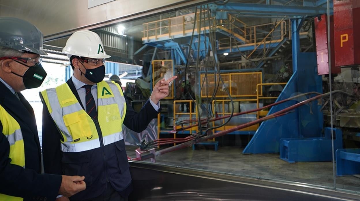 Juan Manuel Moreno Bonilla, presidente de la Junta de Andalucía, visita las instalaciones de Atlantic Copper en Huelva, junto al CEO de la compañía, Javier Targhetta