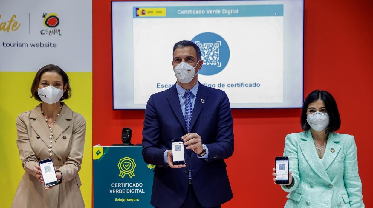 La ministra de Turismo, Reyes Maroto (izq.), junto al presidente del Gobierno, Pedro Sáchez, y Carolina Darias, ministra de Sanidad