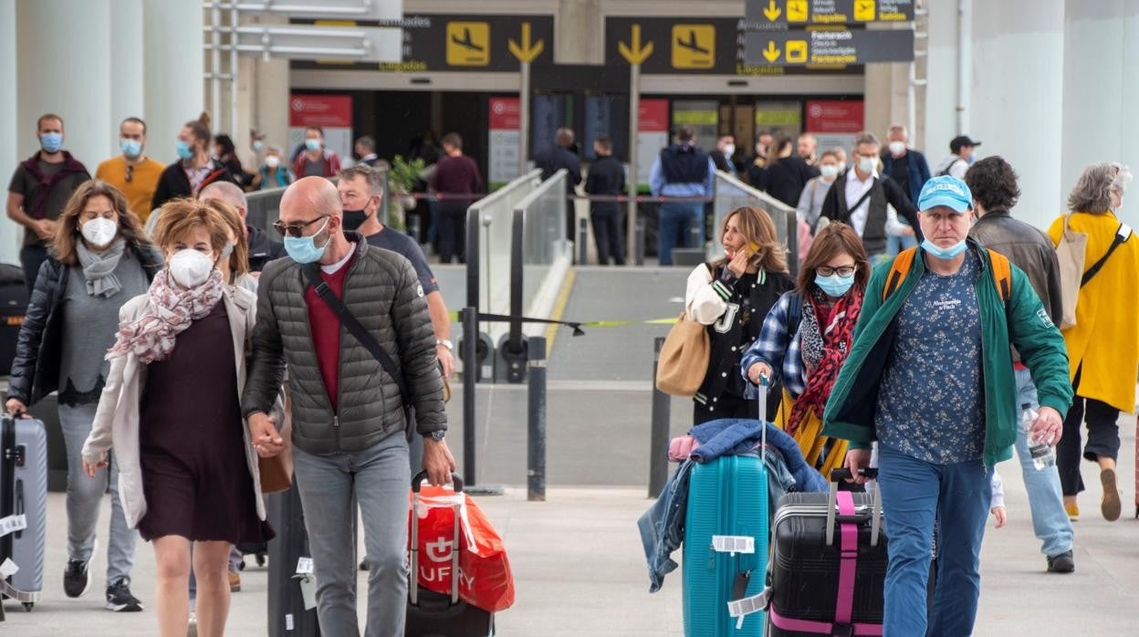 Turistas llegando al aeropuerto de Palma de Mallorca/Fitur cierra con 62.000 visitantes y la participación de 5.000 empresas