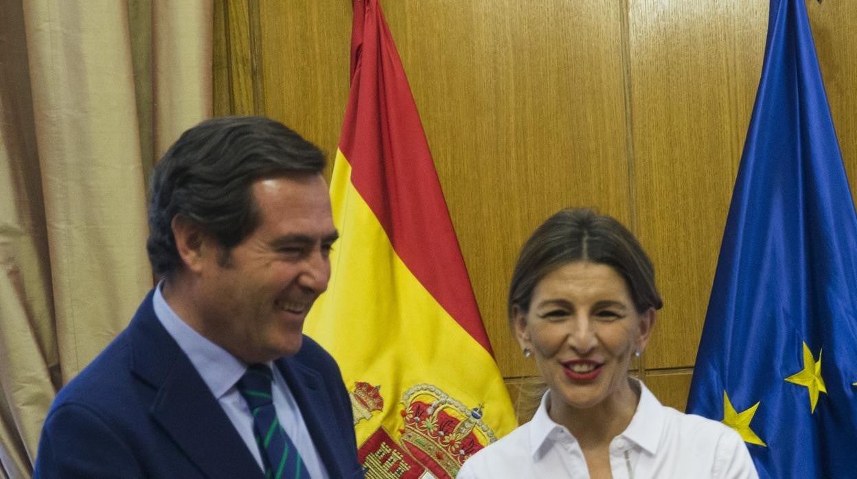 El presidente de CEOE, Antonio Garamendi, y la vicepresidenta tercera, Yolanda Díaz