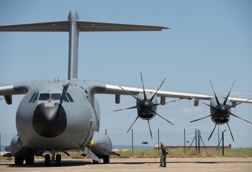 Morro del avión de bandera española con dos de sus cuatro motores turbohélices