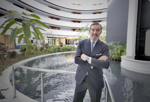 Gaspar Sáez, director de Barceló en el Sur de España, en el hotel de cinco estrellas Renacimiento, en la isla de la Cartuja de Sevilla, que reabrió en el verano de 2020