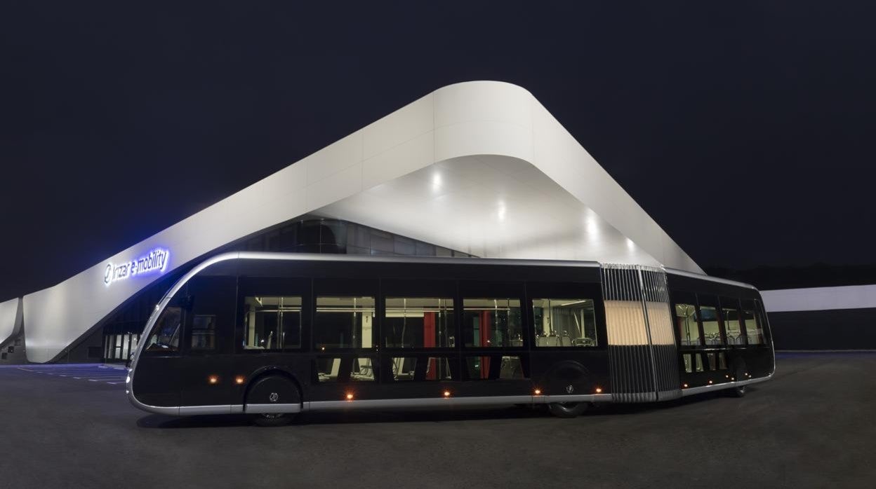 El electrobus eléctrico inteligente de la empresa Irizar ya circual por las calles de Vitoria