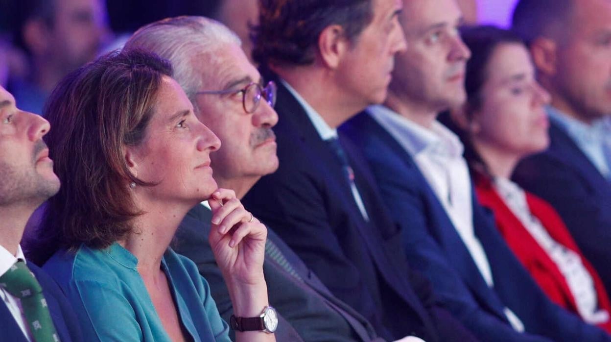 Teresa Ribera y, a su izquierda, el consejero delegado de Endesa José Bogas