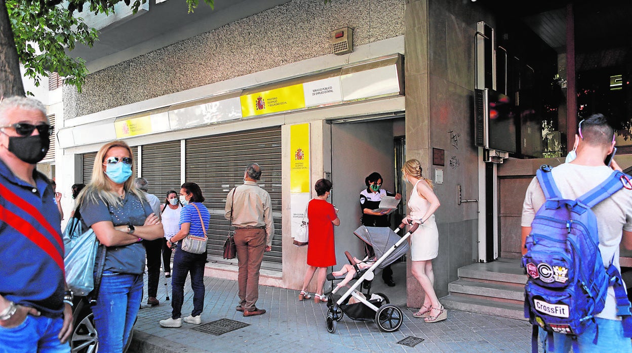 Personas a la puerta de una oficina del Servicio Andaluz de Empleo