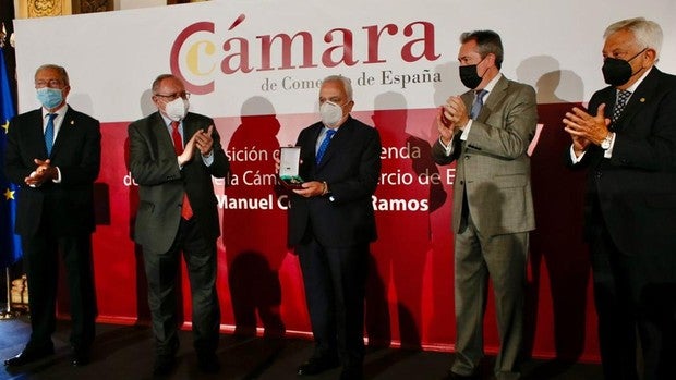 El empresario Manuel Contreras recibe la Encomienda de la Orden de la Cámara de España