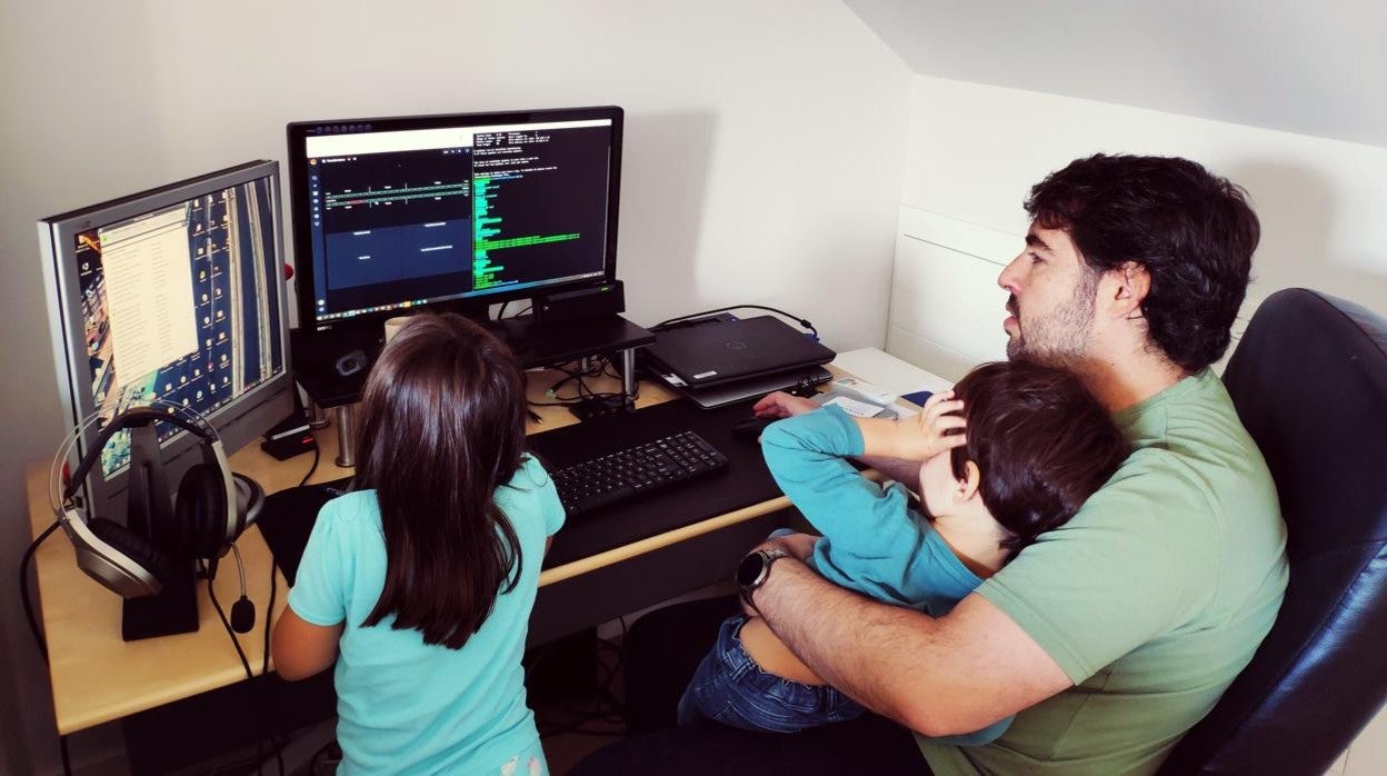 J. Carlos con sus hijos durante una jornada de teletrabajo desde su casa