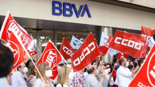 BBVA pacta con los sindicatos un ERE sobre 2.935 personas