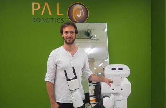 Pablo Lanillos junto al robot TIAGo, de Pal Robotics