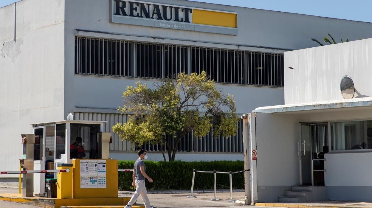 Un trabajador en la entrada de la factoría de Renault en Sevilla,