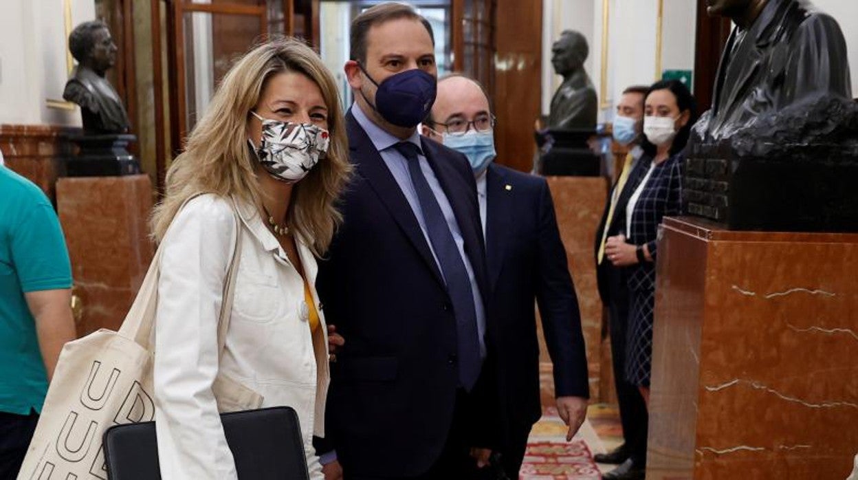 La vicepresidenta tercera, Yolanda Díaz (UP), y el ministro de Transportes, José Luis Ábalos (PSOE), este miércoles en el Congreso