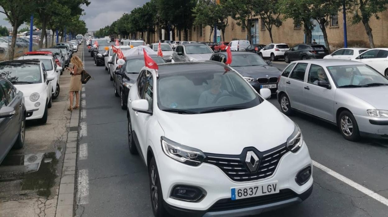 Caravana de coches protesta en las calles de sevilla por la crisis de Abengoa